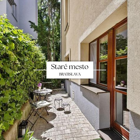 Stylish Historical Apartment + Backyard Братислава Екстериор снимка
