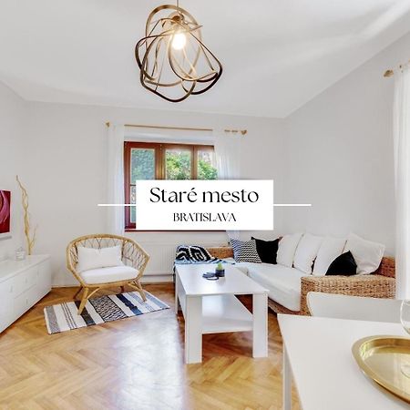 Stylish Historical Apartment + Backyard Братислава Екстериор снимка