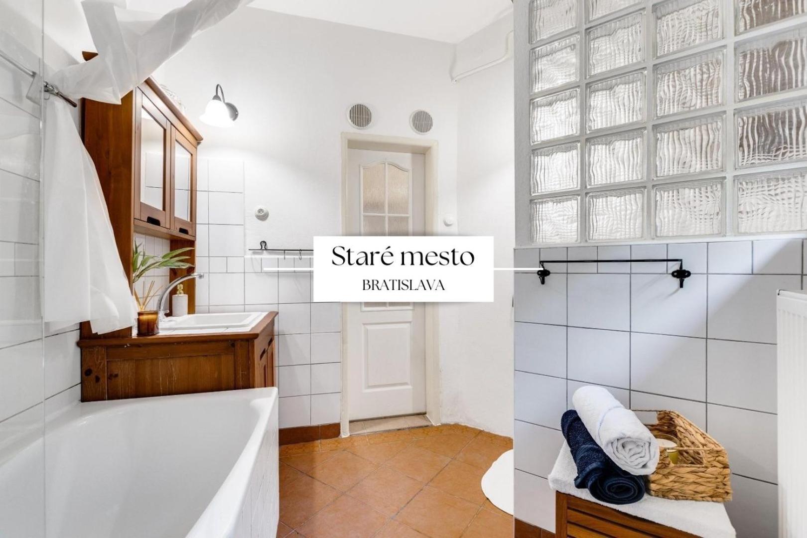 Stylish Historical Apartment + Backyard Братислава Екстериор снимка