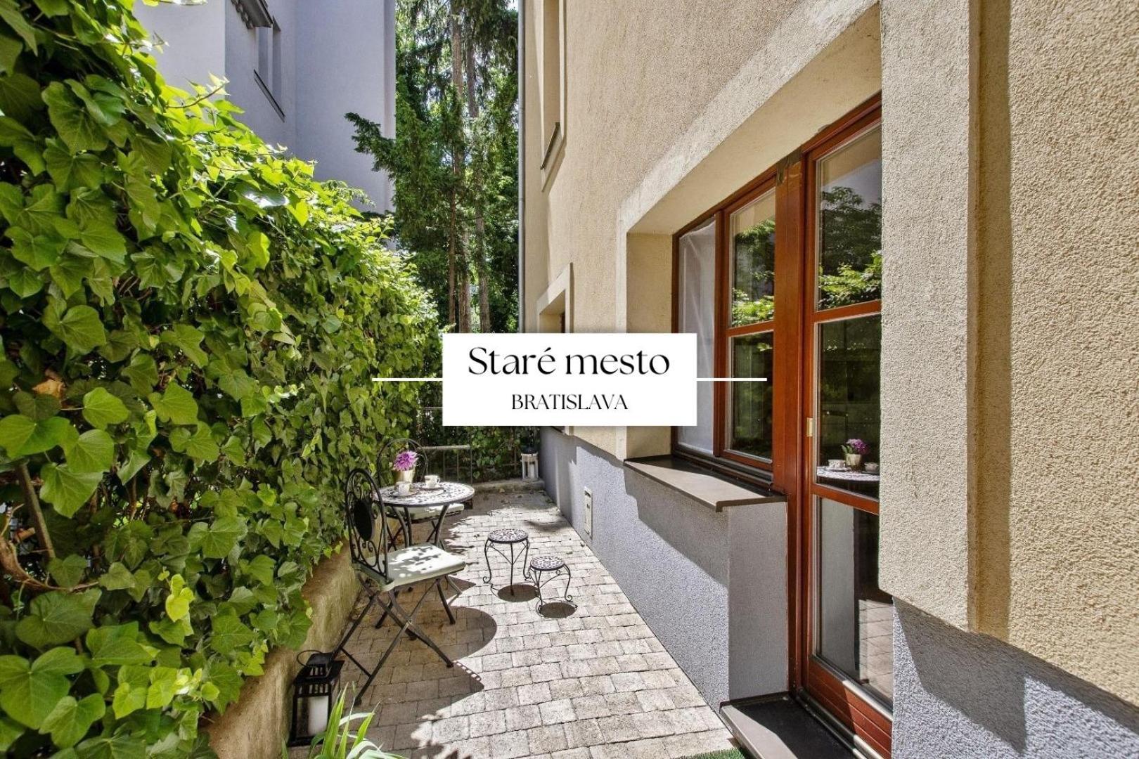 Stylish Historical Apartment + Backyard Братислава Екстериор снимка