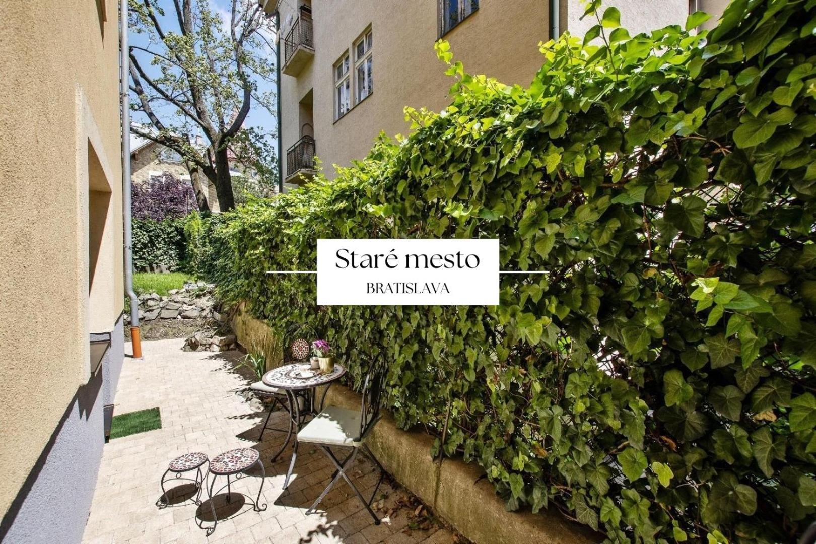 Stylish Historical Apartment + Backyard Братислава Екстериор снимка
